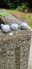 Load image into Gallery viewer, Howlite Small Apple