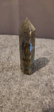 Load image into Gallery viewer, Labradorite Point
